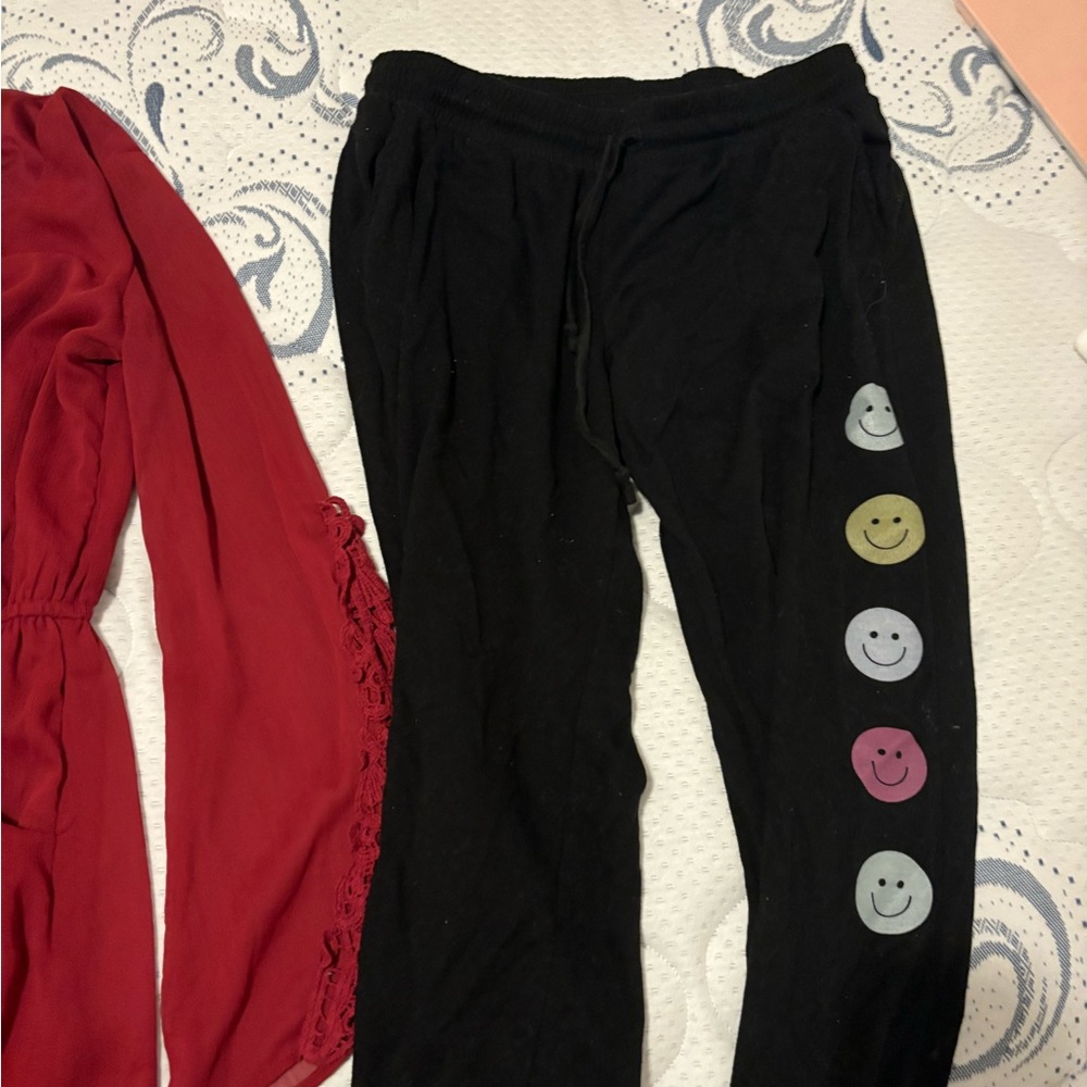 Adorable emoji pants in great shape